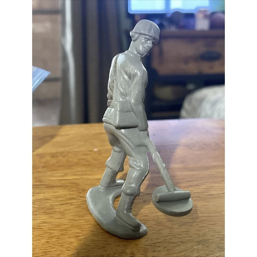 Army Soldier Mine Sweep Freestanding Approx 4 Inch Green Plastic Military Army